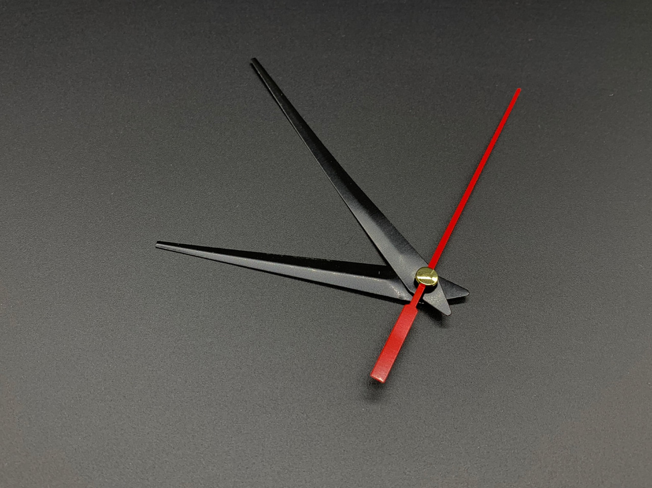 Стрілки годинникові для настінних годинників чорні та червоні металеві глянцеві 3 стрілки в наборі 9х9.5х7.5 см
