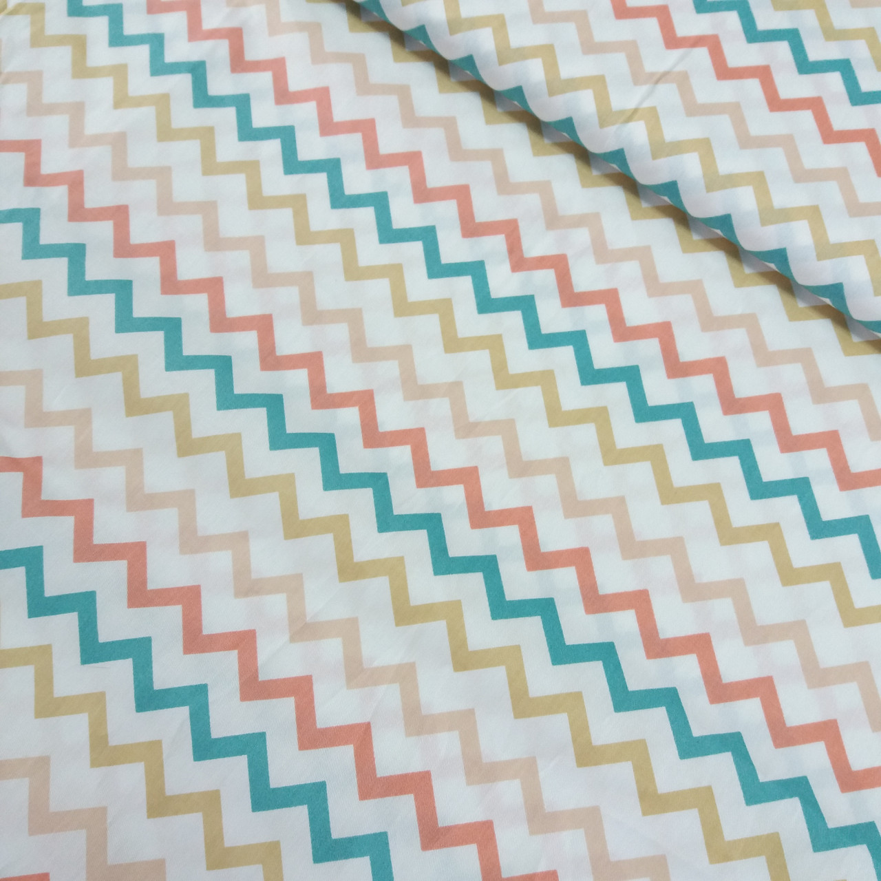 Сатин з бірюзовими і кораловими зигзагами, ширина 160 см, фото 1