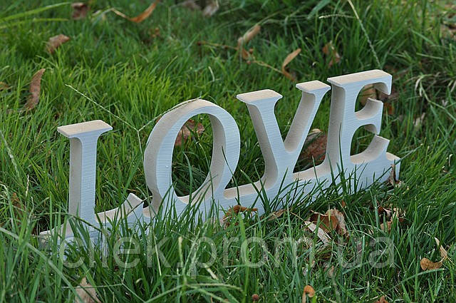 Дерев'яні літери — "Love"