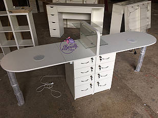 Широкий манікюрний стіл на два робочих місця з поличками для лаків