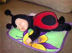 Лялька-модечка ANNE GEDDES — БОЖЯ КОРУВАННЯ (23 см)