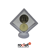 Набор из монет биткоин и эфириум на белой подставке (сувенир, подарок, коллекционная)