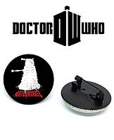 Значок на синем фоне с надписью Доктор Кто / Doctor Who