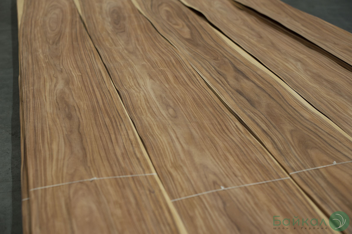 Шпон з деревини Палісандр Сантос (натуральний) Logs - 0,6 мм 2,10 м+/10 см+