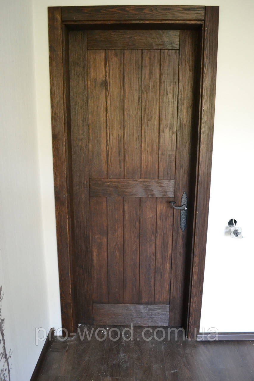 Двері класичні зістареною текстурою