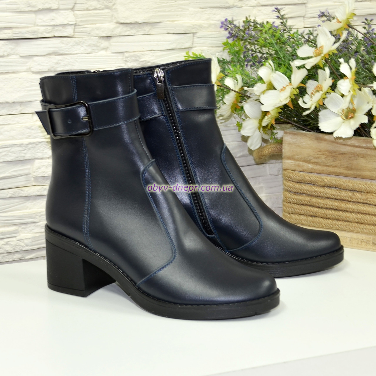 Сині жіночі черевики шкіряні, декоровані ремінцем, фото 1