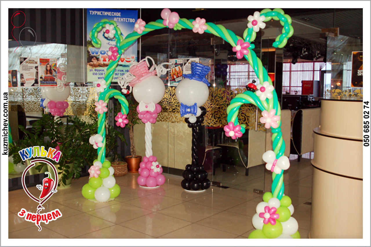 Оформлення сцен для шкільного випускного вечора.