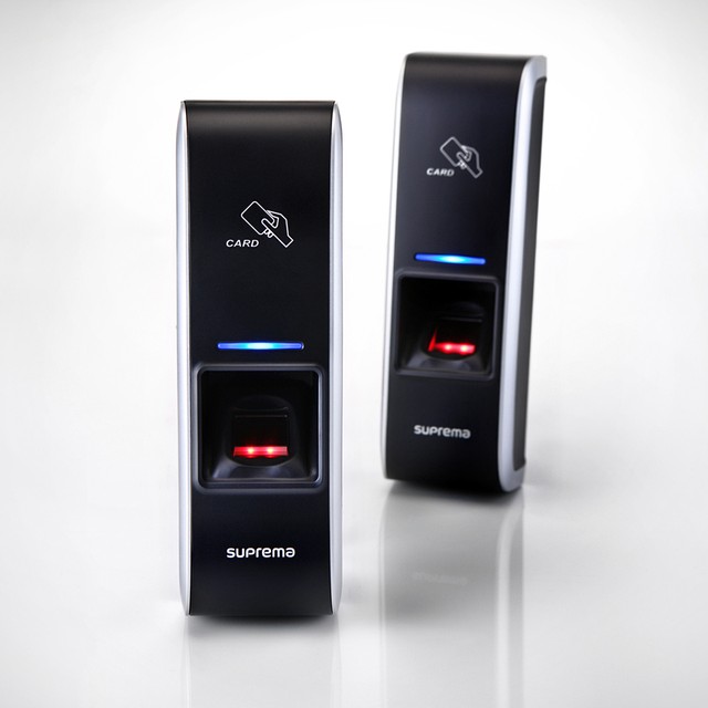 Биометрический считыватель BioEntry Plus со встроенным реле и модулем RF карт
