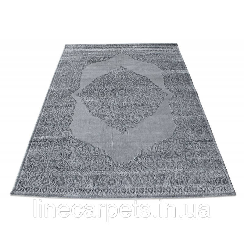 Класичний сірий килим з синтетики