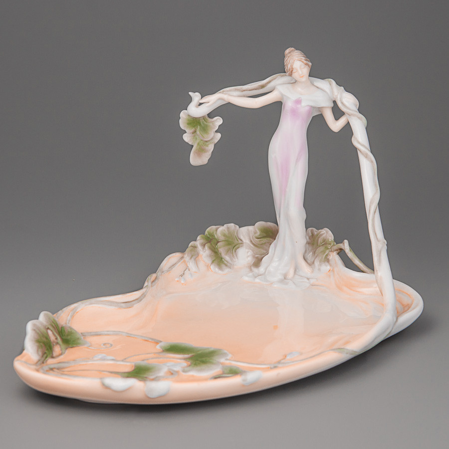 Блюдо Unikorn Studio Дівчина в листі 23х24 см 20018 статуетка фігурка VE