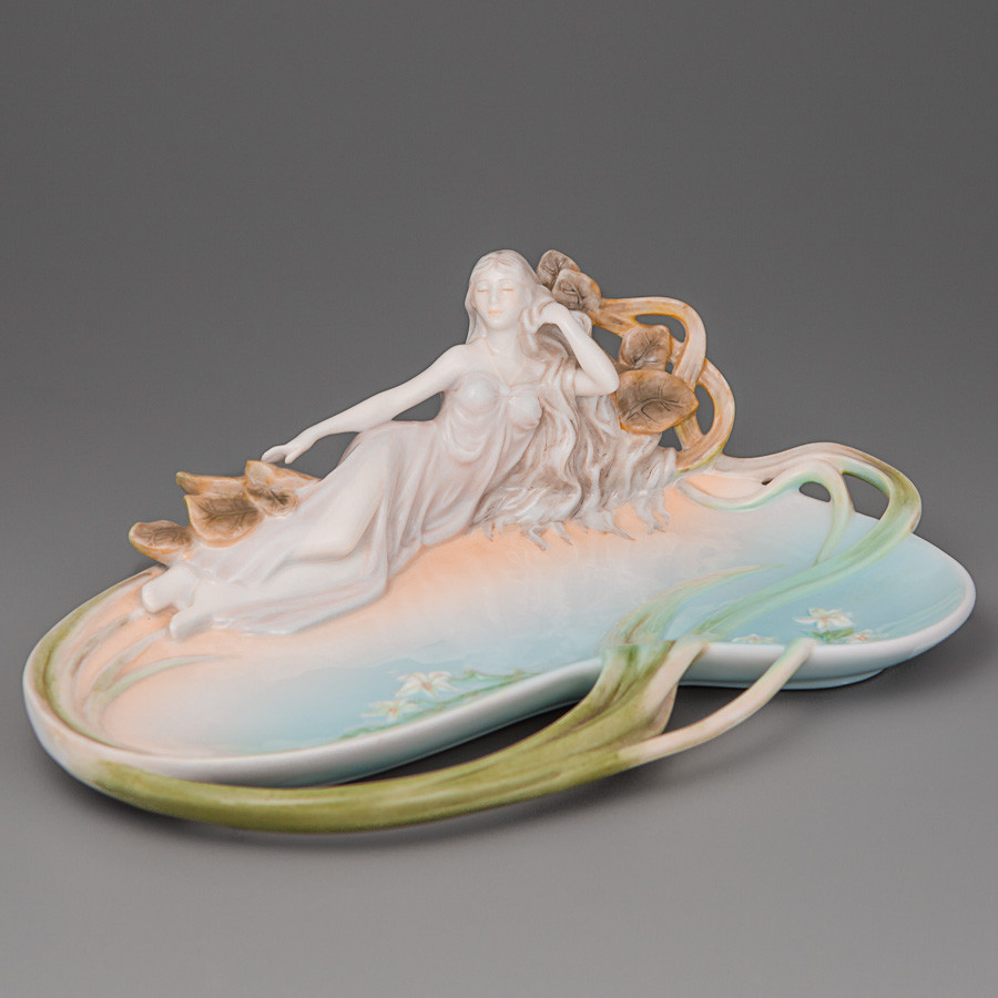 Блюдо Unikorn Studio Дівчина в листі 24х26 см 20019 статуетка фігурка VE