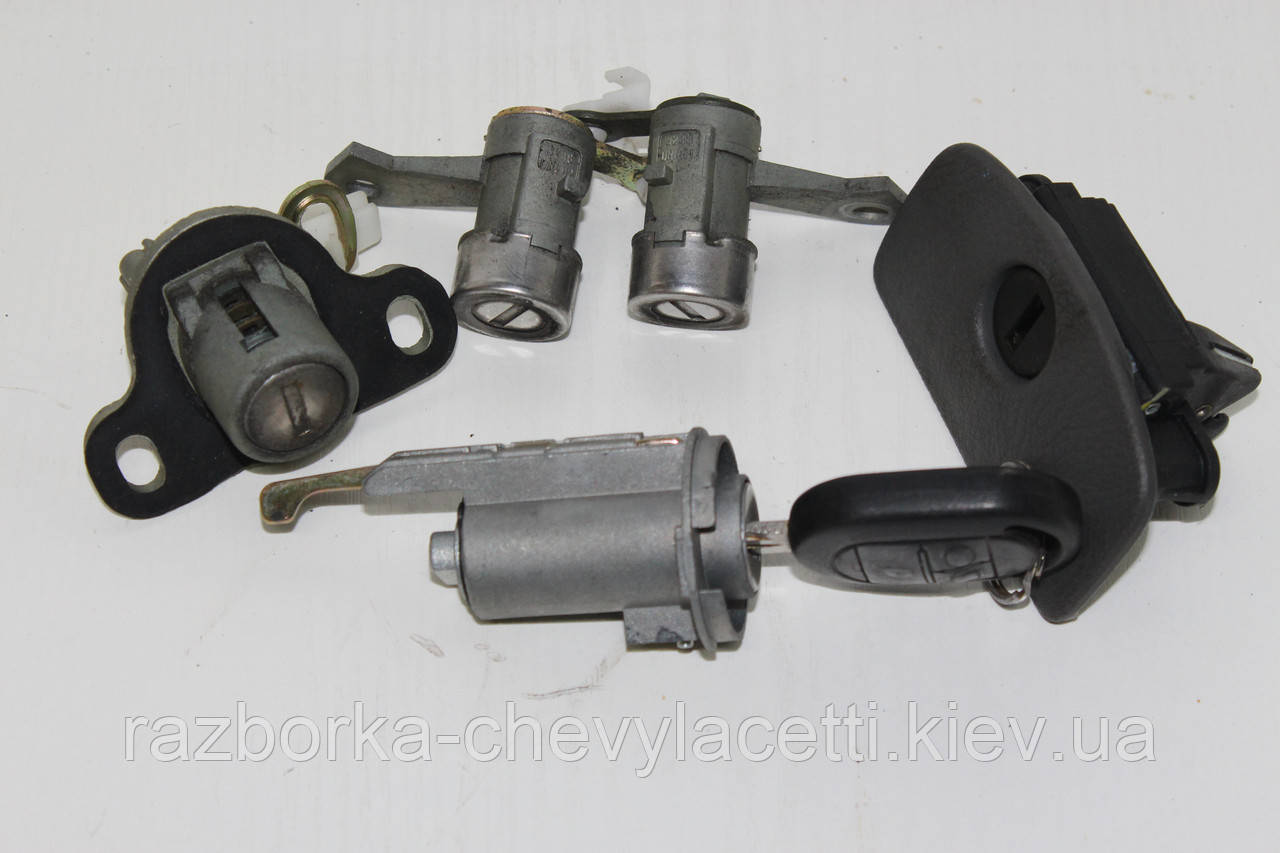 Комплект ключів з личинками Chevrolet Lacetti універсал 96419791