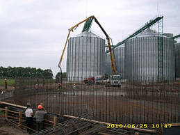 Автобетононасос «Мрія» на будівництво зерносховища (Прилуки 2010 р. )