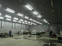 Монтаж системы увлажнения воздуха на производстве полимерной штукатурной сетки.