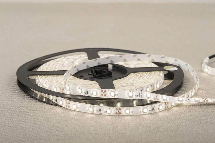 Dilux — Світлодіодна стрічка SMD 3528 60 LED/м, негерметична IP33, біла.
