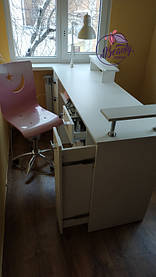 Замечательный стол с подставкой для руки 2