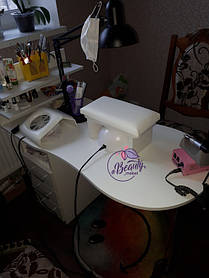 Компактный маникюрный столик 2