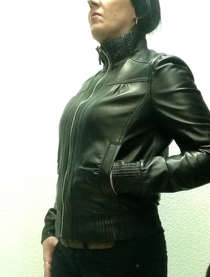 Куртка кожаная натуральная женская черная под резинку на молнии с воротником стойка - фото 2 - id-p76741239