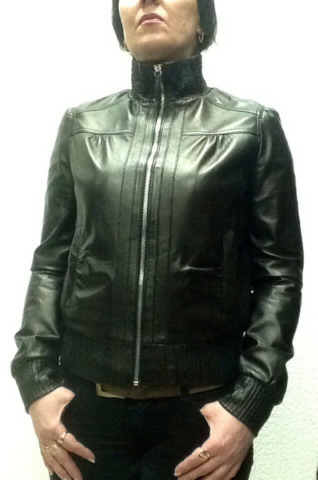 Куртка кожаная натуральная женская черная под резинку на молнии с воротником стойка - фото 1 - id-p76741239
