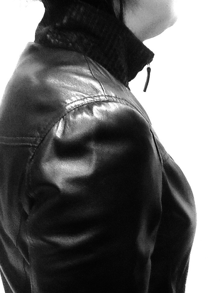 Куртка кожаная натуральная женская черная под резинку на молнии с воротником стойка - фото 6 - id-p76741239