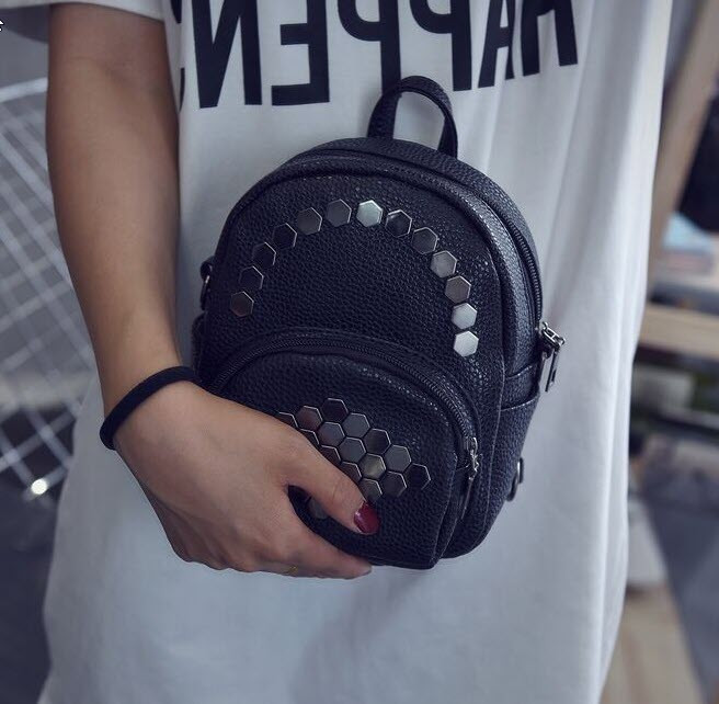 Міні рюкзак з заклепками сотами
