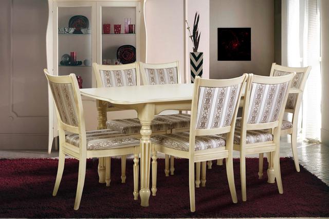 ДЕРЕВ'ЯНІ СТІЛЬЦІ В КЛАСИЧНОМУ КОЛЬОРІ