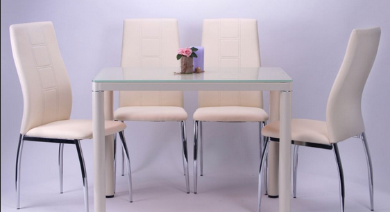 Стіл і металеві стільці