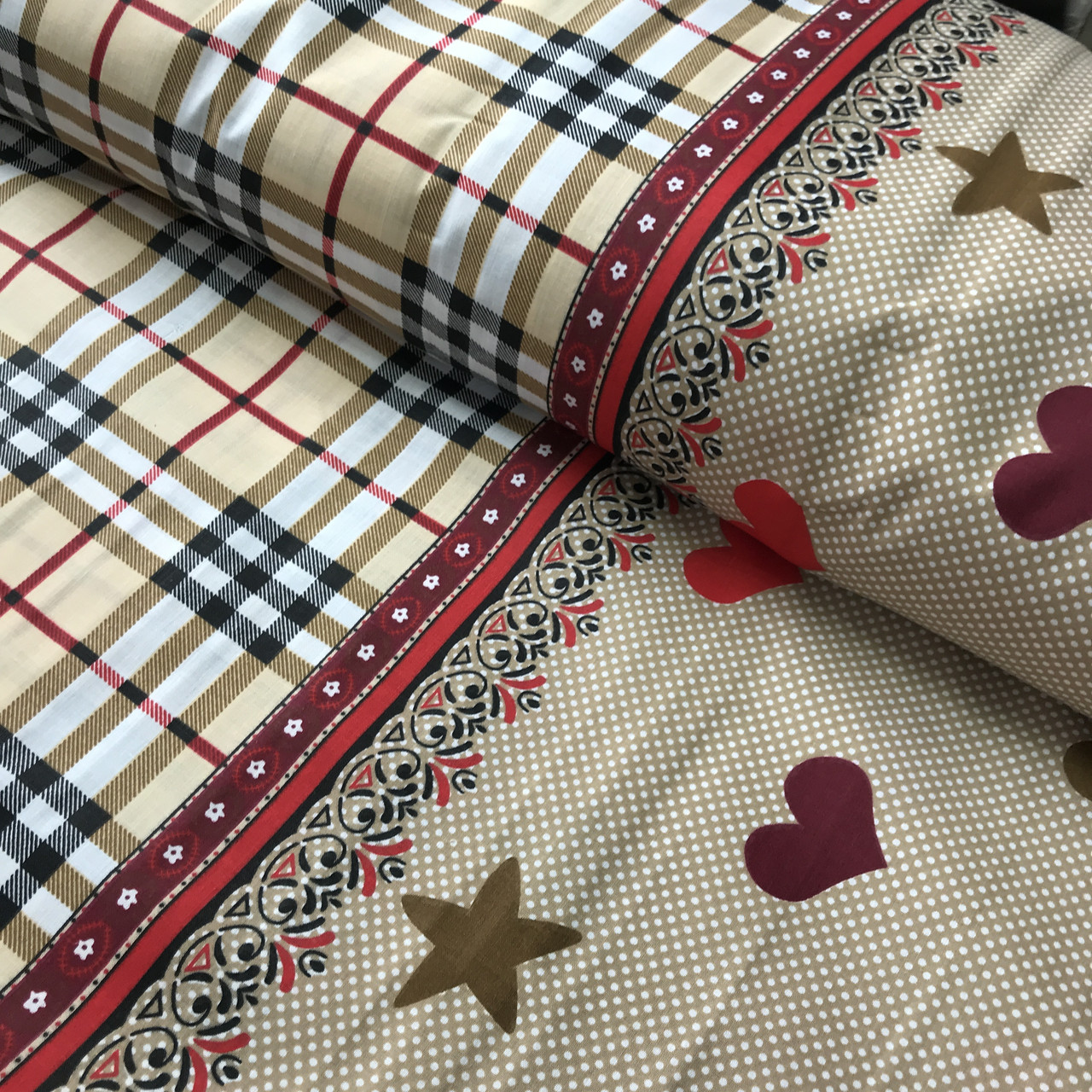 Бязь купонна з бежевою кліткою Burberry і сердечками, ширина 220 см