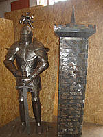 Лицар із металу із сейфом