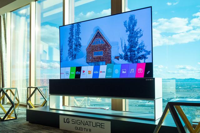 LG SIGNATURE OLED TV R – Lifestyle with Rollable OLED TV