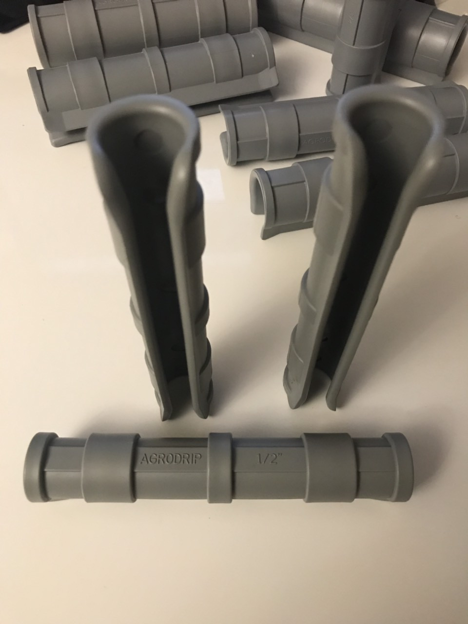Кліпса пластикова 1/2"  Agrodrip для кріплення тепличної плівки на трубу 21-23 мм, фото 1
