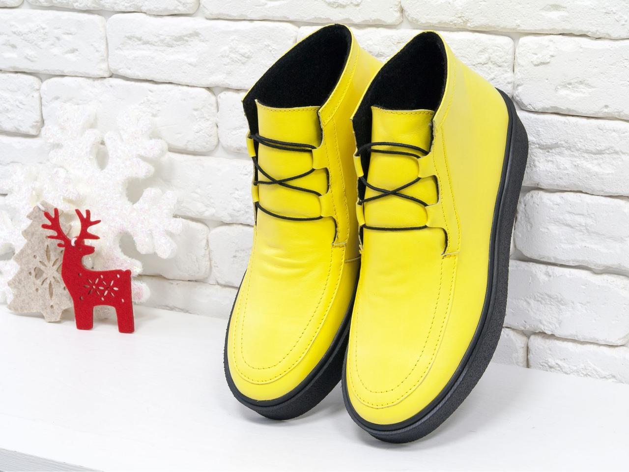 Яскраві та стильні жіночі черевики-кеди з натуральної шкіри жовтого кольору на шнурівці контрастною