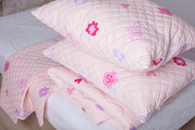 Дитячий комплект стьобаний покривало, ковдра розмір 105х140 см, подушка 40х60 см рожевий