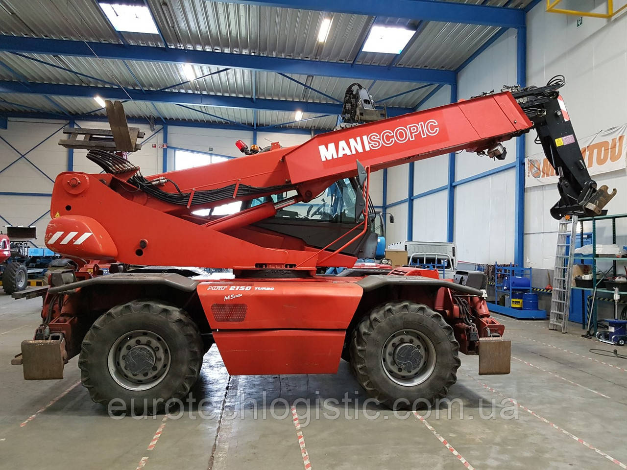 Телескопічний навантажувач Manitou MRT 2150.