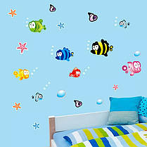 Вінілові наклейки у ванну дитячу кімнату на стіни "різнобарвні рибки" 80 см*160 см (лист 30*90 см), фото 3