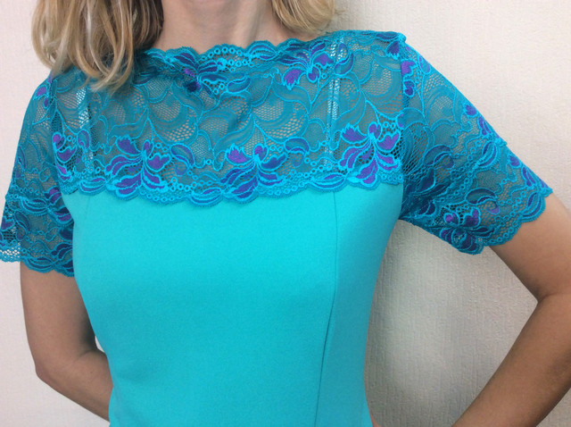 Бирюзовое нарядное платье с кружевом П01