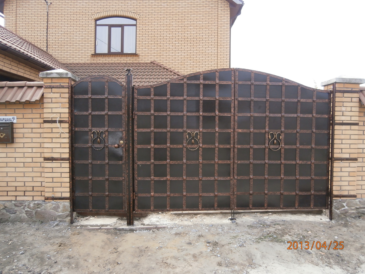 Комір ковані Таверна, Таверна плюс