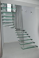 Консольная стеклянная лестница. Ступени - триплекс 21 мм из закаленных стекол. Ванты - труба нержавеющая полированная.