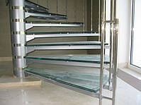Сходи гвинтові зі скляними сходами. Несуча конструкція сталева з порошковим фарбуванням. Ступені - триплекс 21 мм.