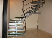 Сходи сталева зі скляними сходами. Несуча конструкція сталева, фарбування порошкове. Ступені - скло триплекс.