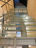 Сходи сталева зі скляними сходами. Несуча конструкція сталева, фарбування порошкове. Ступені - скло триплекс.