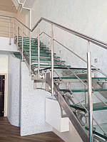 Сходи з нержавіючої сталі зі скляними сходами. Ступені - триплекс з двох загартованих стекол. Косоури з матової нержавіючої труби прямокутного перерізу.