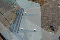 Скляний дашок на сталевих кронштейнах. Фарбування сталевих кронштейнів - порошкове фарбування. Скло - триплекс з двох загартованих стекол.