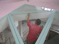 Скляна підлога. Триплекс 33 мм - три загартовані скла по 10 мм кожне. Герметизація стиків - силікон безбарвний.