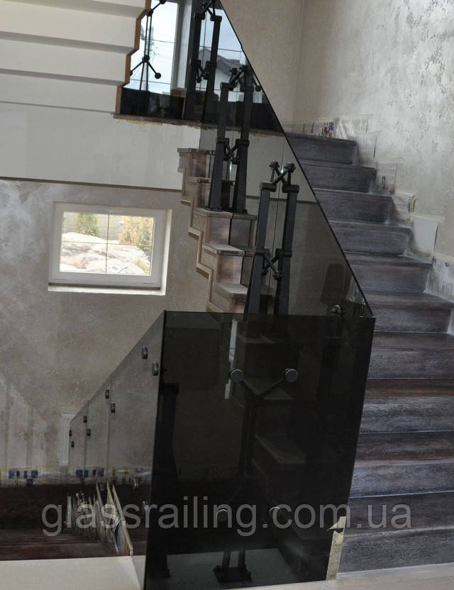 Ustanovka steklyannogo ograjdeniya