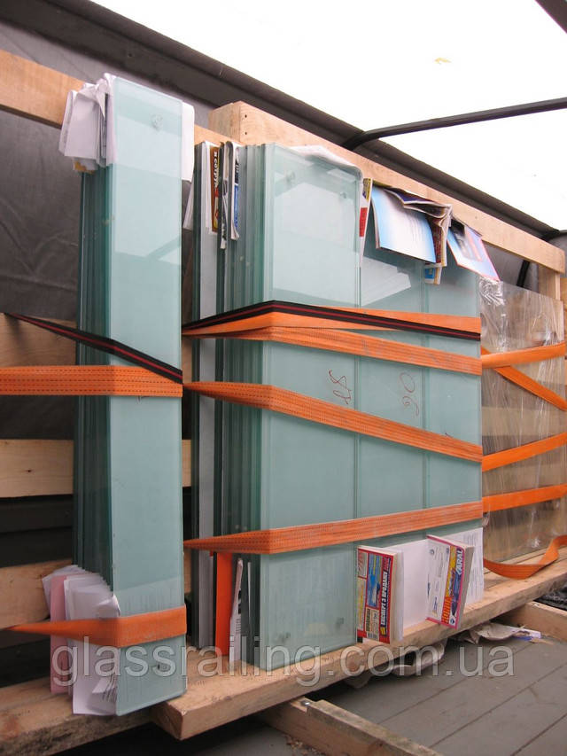 Steklyannie stupeni s matovoi poverhnostyu