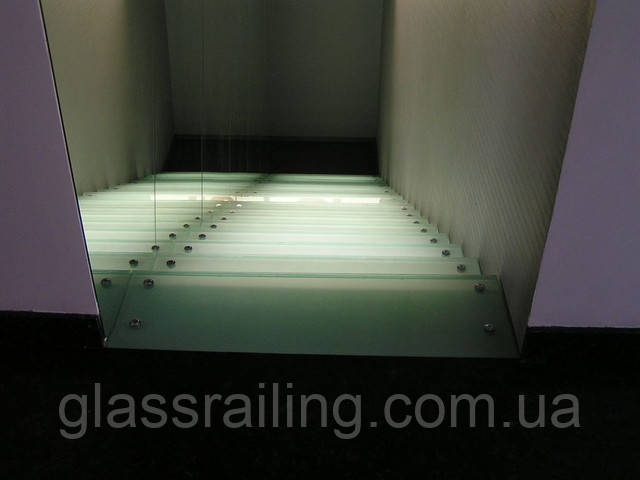 Скляні сходи з підсвічуванням Steklyannie stupeni s podsvetkoi