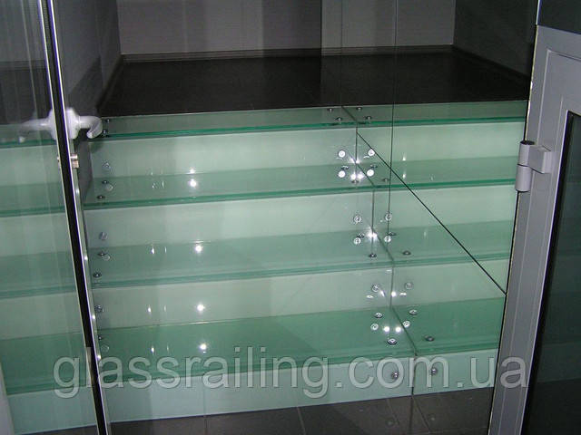 Steklyannie stupeni s podsvetkoi