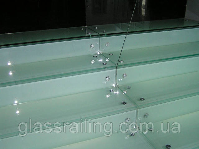 Steklyannie stupeni s podsvetkoi