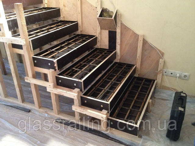 Ustanovka opalubki dlya betonnoi lestnici